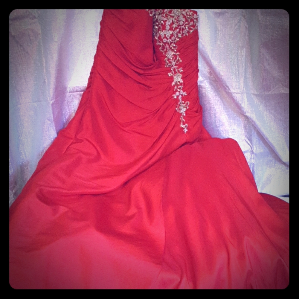 🤭 absolutely stunning red tiffany's dress🤭